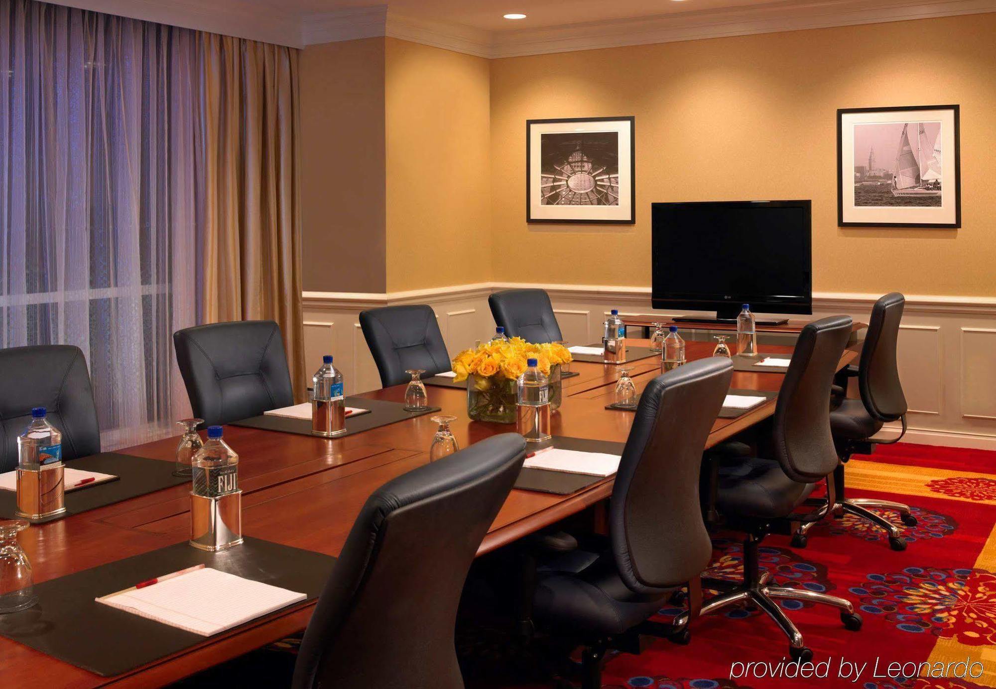 Wyndham Airport 3*